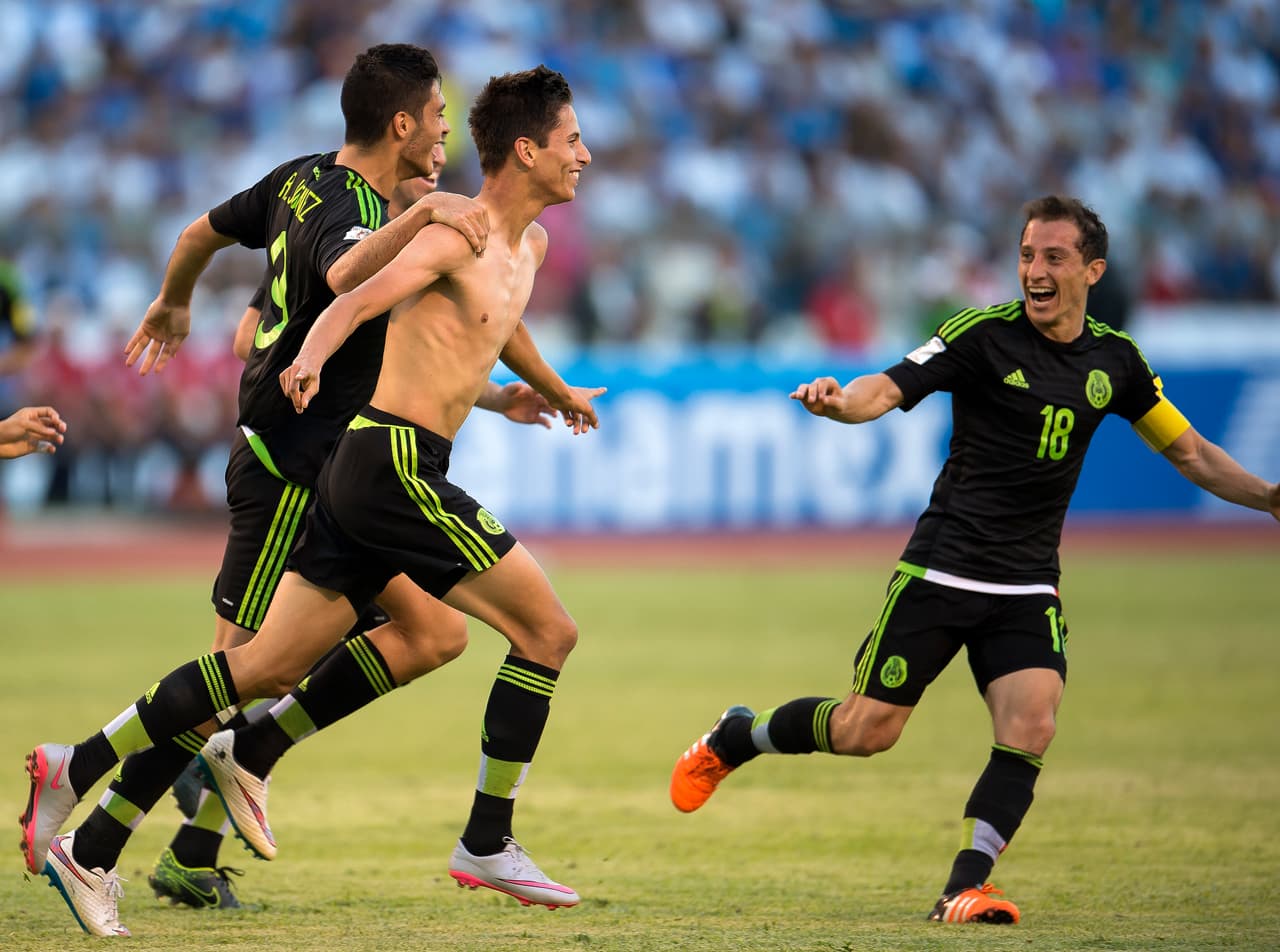 Minutos después del tremendo gol de Corona parace que el otro cambio de Osorio, Jürgen Damm, se contagió y amplió la ventaja a dos goles para México.