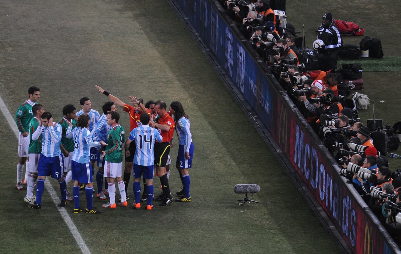 Pero México no logró recuperarse del nócaut psicológico que supuso el primer gol albiceleste en offside.