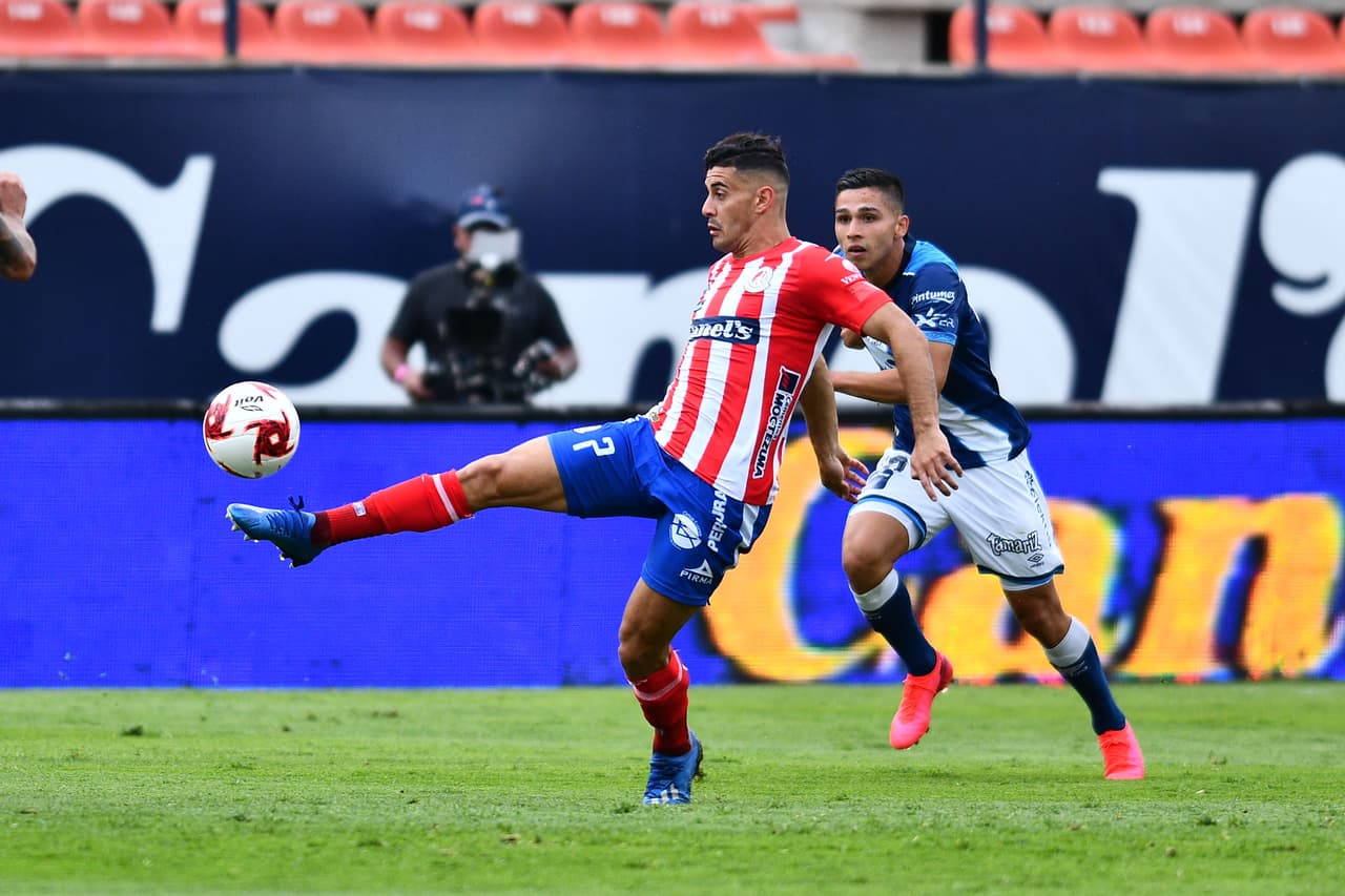 En los primeros minutos ambos clubes buscaron adaptarse al campo.