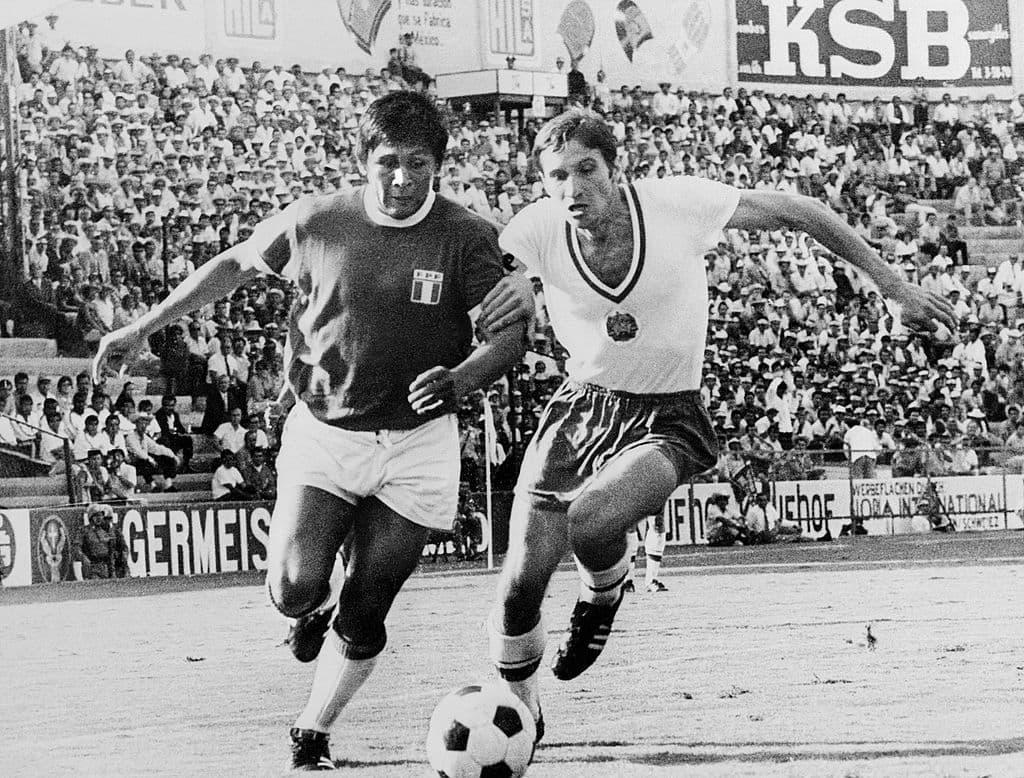 México 70 - Telstar
<br>El primer balón de una Copa del Mundo fabricado por Adidas. De 32 gajos poligonales. De color blanco y negro fue para optimizar la transmisión en vivo por primera vez.
<br>
