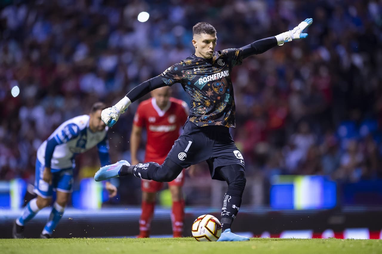 Así cobró el penal el arquero de los escarlatas.