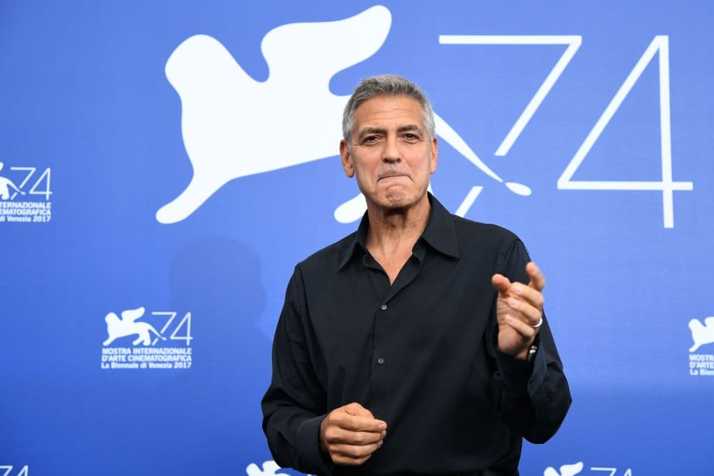 Ambientada en 1953, narra el enfrentamiento real que, en defensa del periodismo independiente, mantuvieron el famoso periodista y presentador de la CBS Edward R. Murrow y su productor Fred Friendly contra el poderoso senador anticomunista Joseph McCarthy, hecho que determinó el final de la "caza de brujas".
<br>