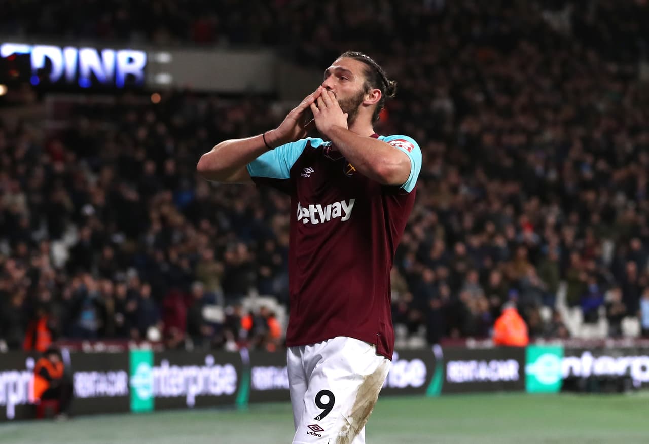 ¿Posibilidad para el 'Chicharito'? En Inglaterra comienza a sonar el rumor de una posibla salida de Andy Carroll al Chelsea, lo que le podría dar al mexicano la oportunidad de jugar más con David Moyes.