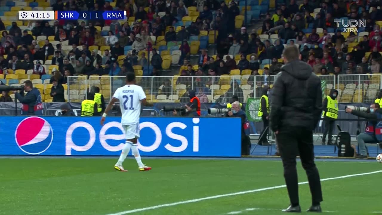 ¡TIRO ATAJADO! disparo por Karim Benzema.