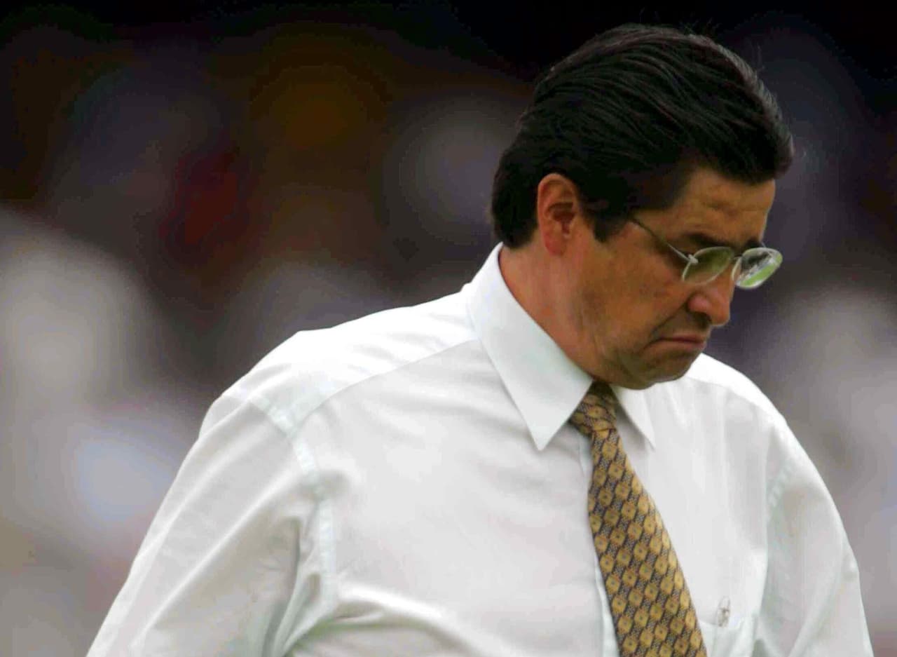 El segundo paso de Luis Fernando Tena en estos 20 años fue el menos próspero, pues apenas ganó diez juegos, empató seis y perdió diez. Estuvo del 13 de marzo al 16 de octubre del 2004.