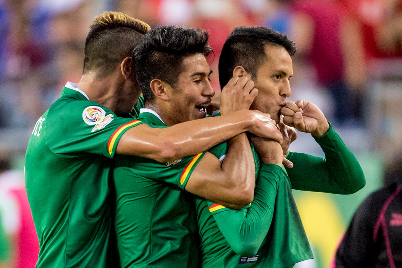 Jhasmani Campos de Bolivia empareja.