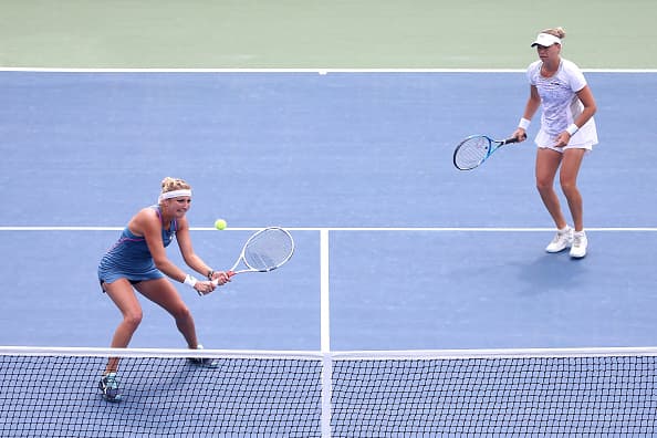 En dobles, la rusa Vera Zvonareva y la suiza Timea Bacsinszky consumaron la victoria tras derrotar (6-2) y (7-5) a la norteamericana Danielle Collins y la británica Naomi Broady
