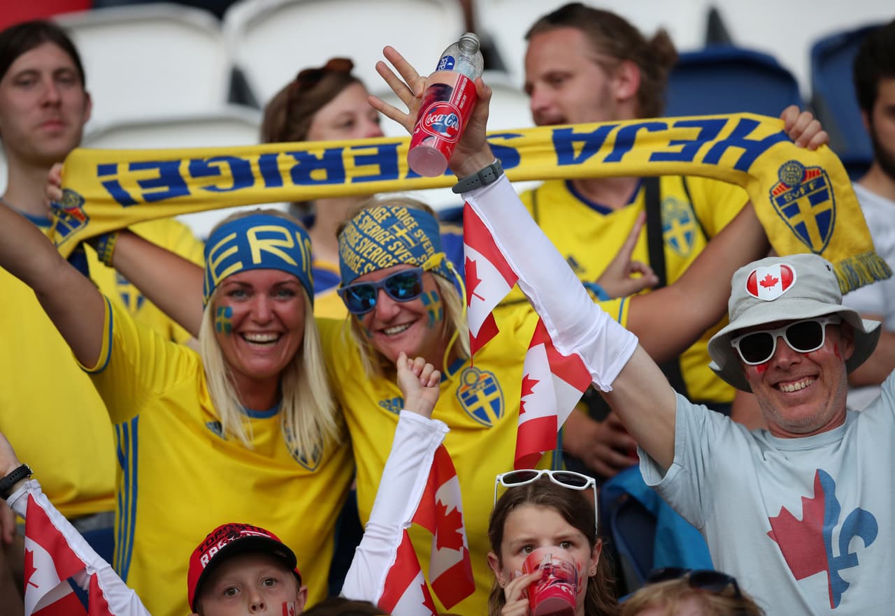 Los fanáticos de Suecia son mayoría en el Parque de los Príncipes de París para el juego contra Canadá en los Octavos de Final del Mundial femenino.