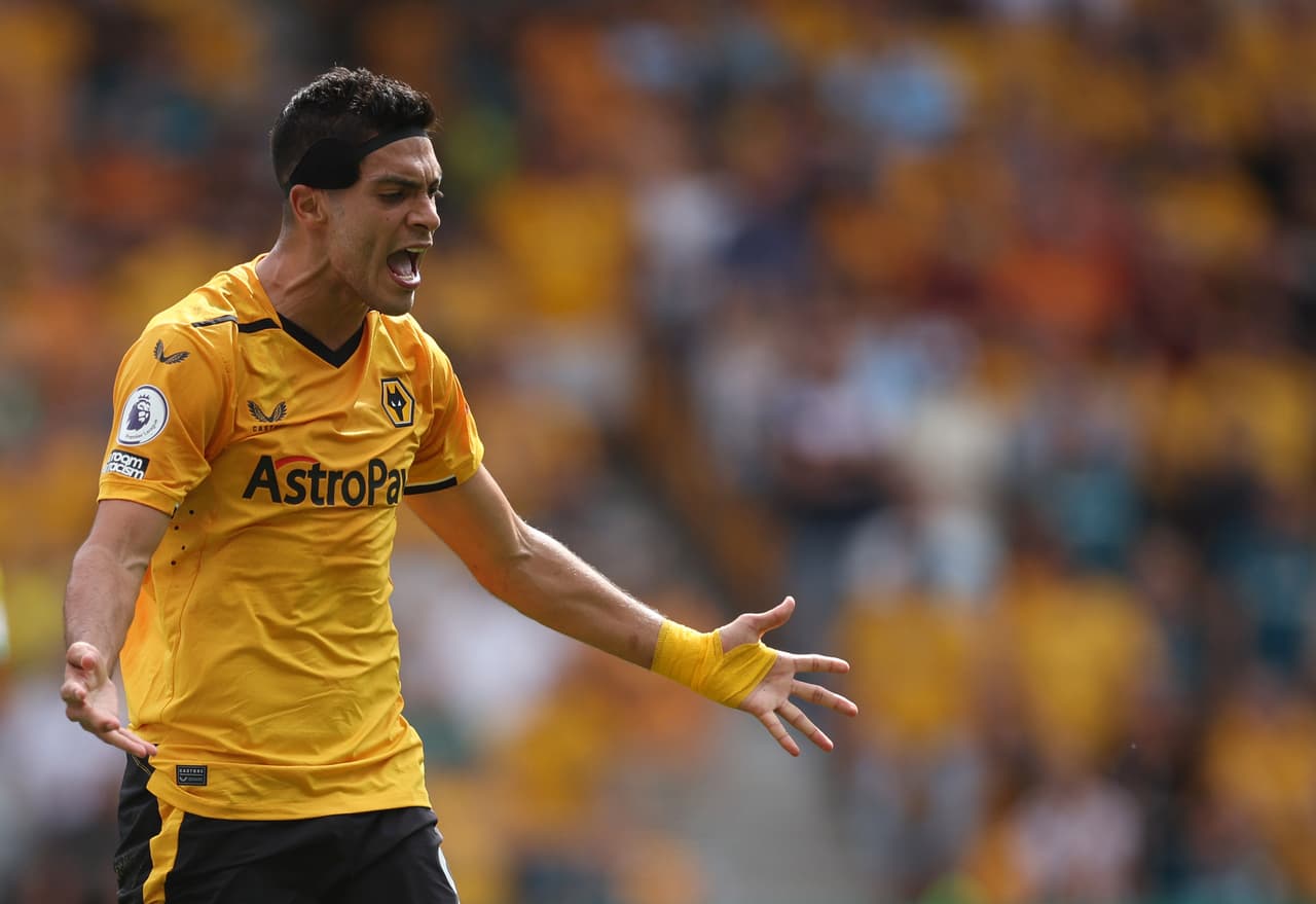 ¡Alarmas! Raúl Jiménez se lesiona en calentamiento de Wolves