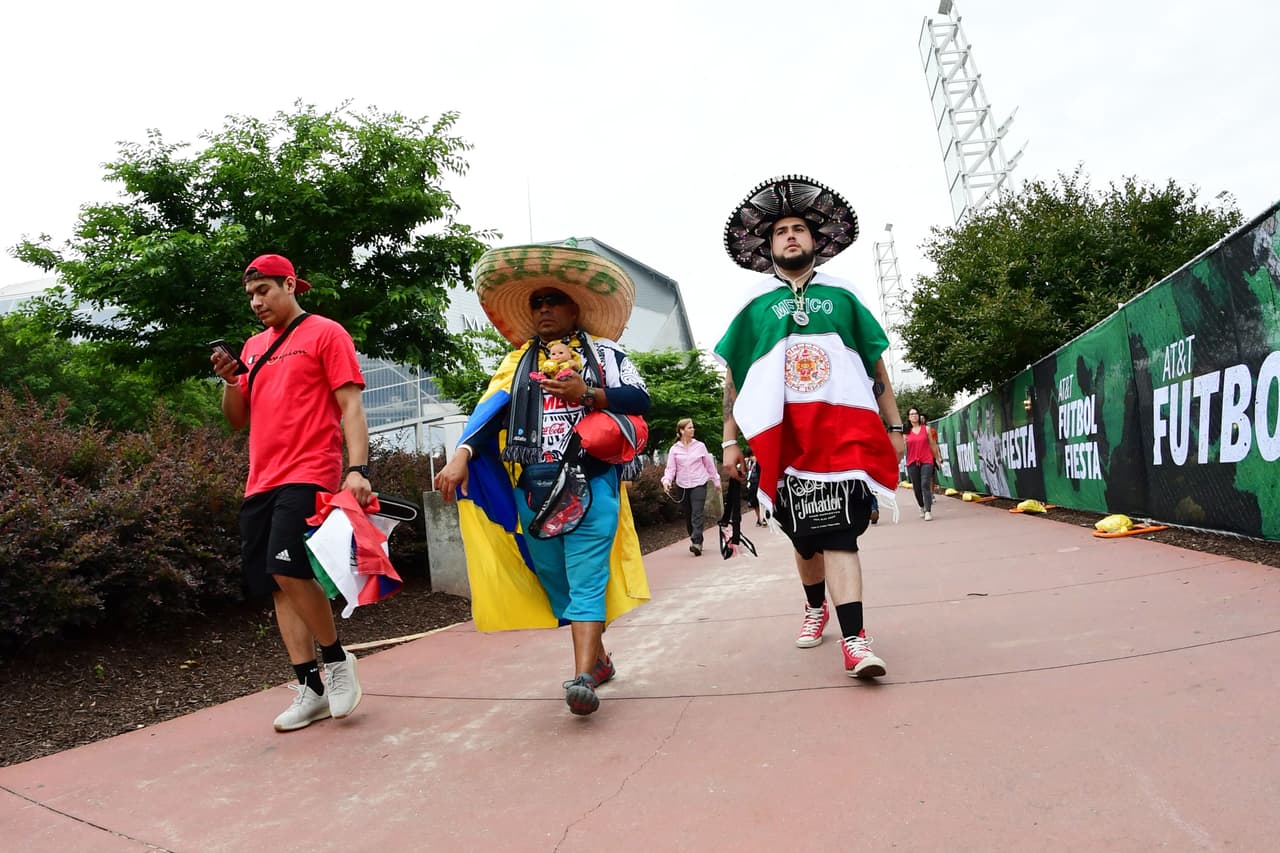 Con gran entusiasmo arribaron los aficionados de la Selección Mexicana para apoyar al Tri en su partido de preparación para la Copa Oro ante Venezuela en Mercedes-Benz Stadium, en Atlanta. Gran colorido y buen ambiente estaban armando los seguidores mexicanos y también los venezolanos que llegaron a apoyar a su Vinotinto, que se prepara para la Copa América.