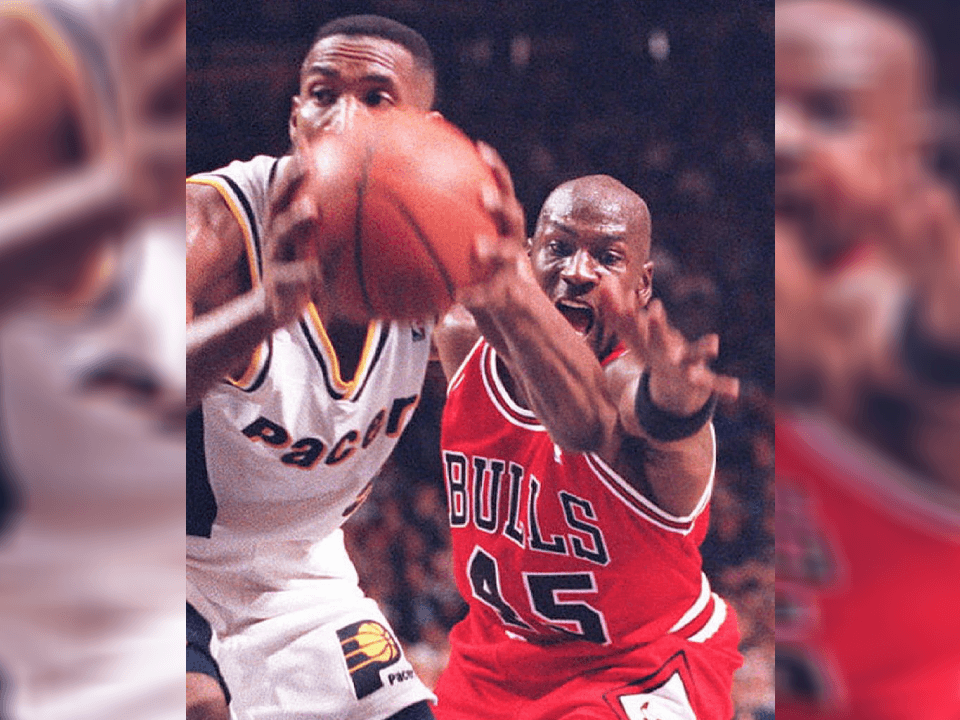 El primer partido de Jordan después de su retiro, fue contra Indiana Pacers. Al inicio del juego recibió mucha desaprobación del público, pero al final de la jornada, recibió una gran ovación.