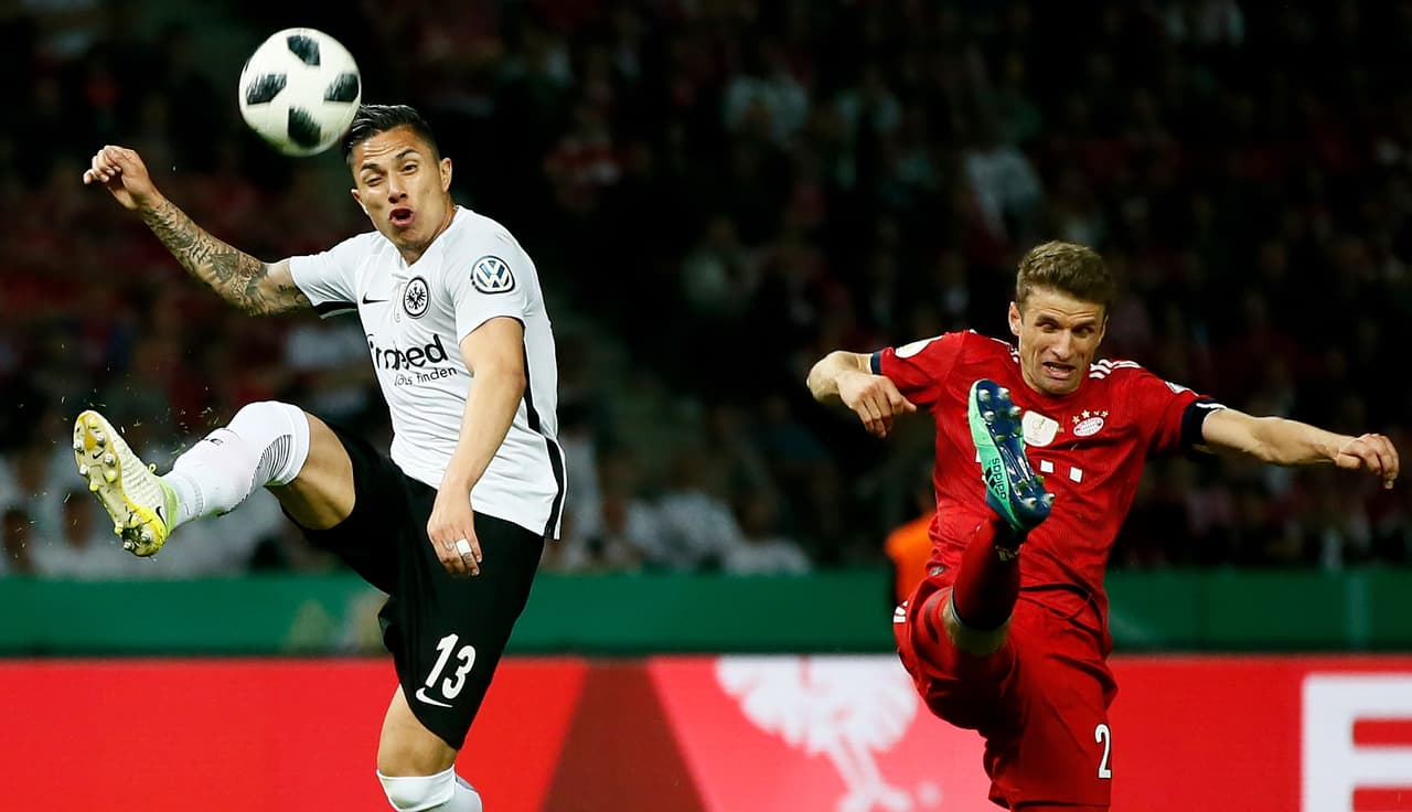 El mexicano Salcedo fue uno de los que supo hacer resistencia al poderío de Bayern Munich.