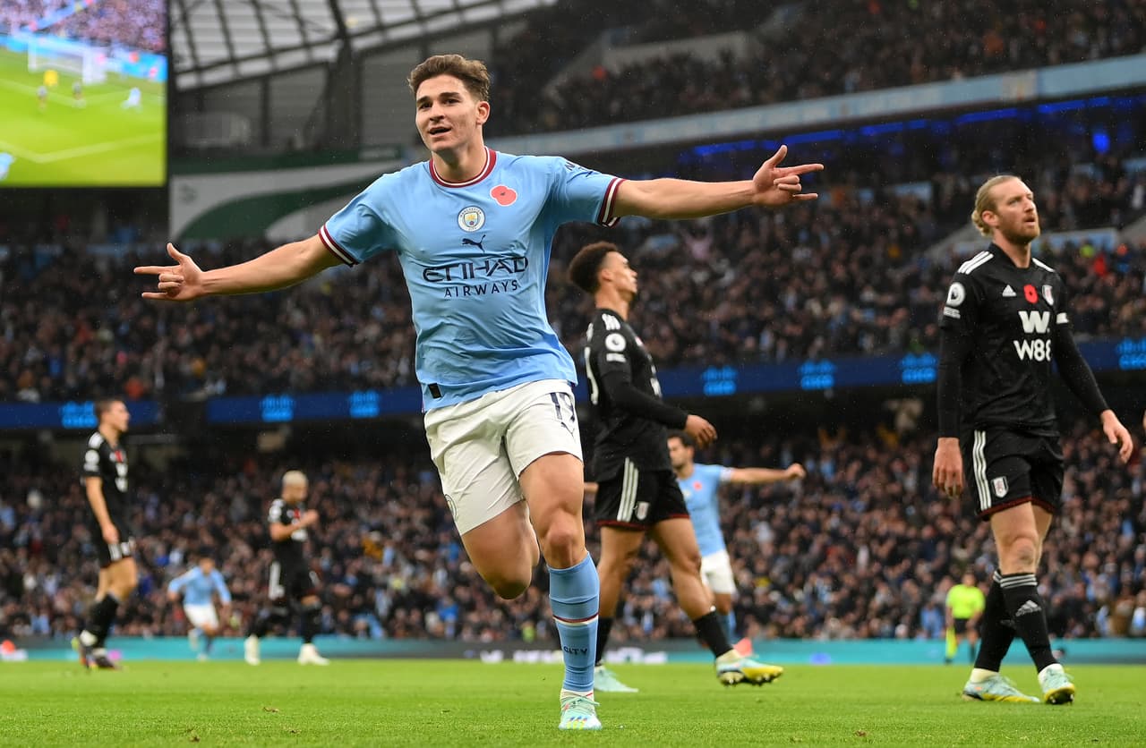 Manchester City sufrió la expulsión de Joao Cancelo (26’), pero venció 2-1 al Fulham con goles de Julián Álvarez (17’) y Erling Haaland (90+5’) en el Etihad Stadium.
