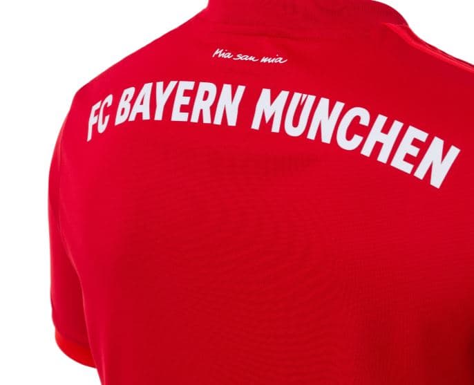 El Bayern Múnich ha hecho el lanzamiento de su nueva playera para la próxima temporada, la cual será estrenada en los últimos duelos del equipo: la Final de la DFB Pokal (ante RB Leipzig) y la jornada 34 de la Bundesliga en la que esperan confirmar su título con un triunfo ante Eintracht Frankfurt. El jersey vuelve a tener unas patrones en el fondo y a ser completamente roja, sin detalles azules oscuros.