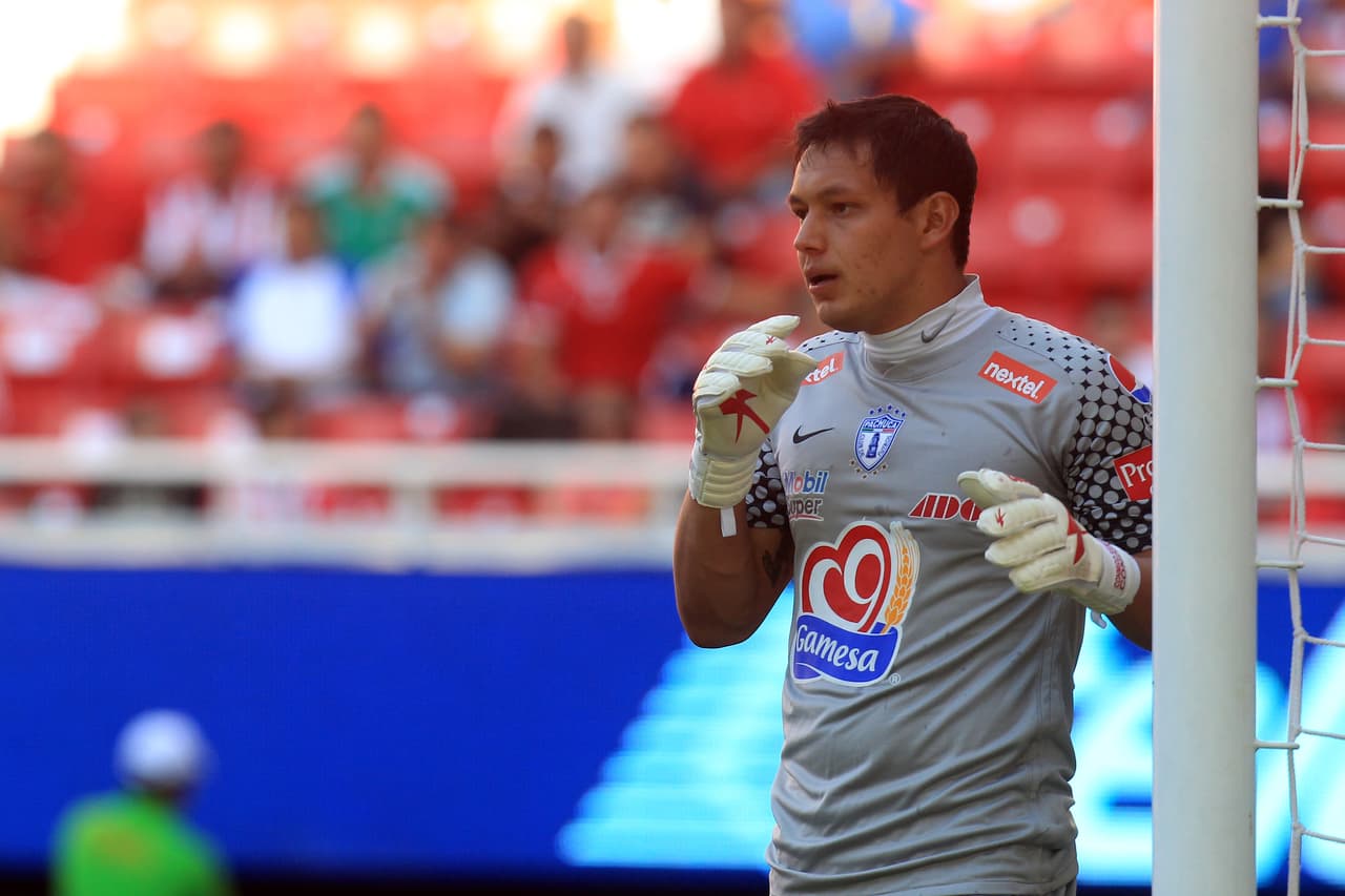 Empecemos con la portería, donde Rodolfo Cota ha salvado en muchas ocasiones a Chivas de la derrota o de goles importantes para los objetivos del equipo. Este jugador es hecho en la cantera de Pachuca.