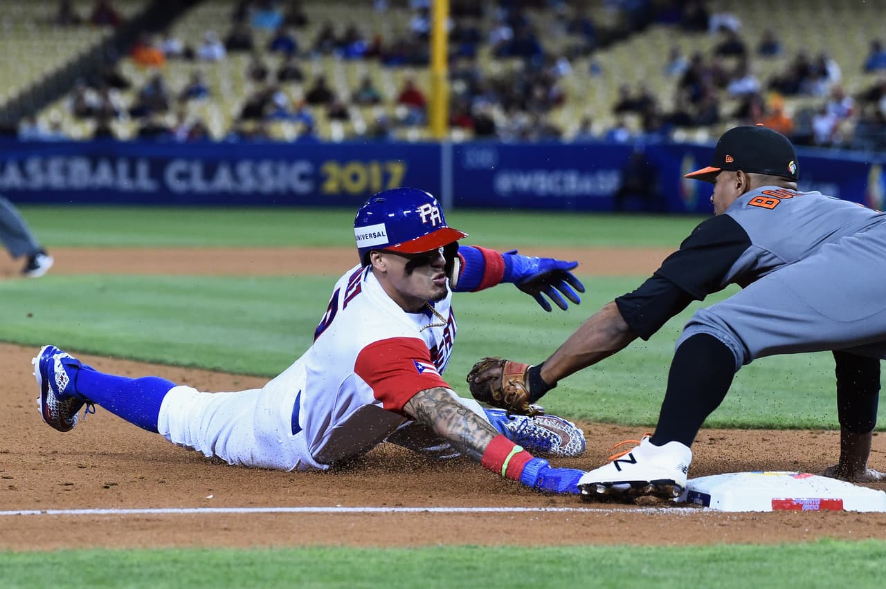 Javi Baez llega safe en una apretada jugada contra Boagerts.