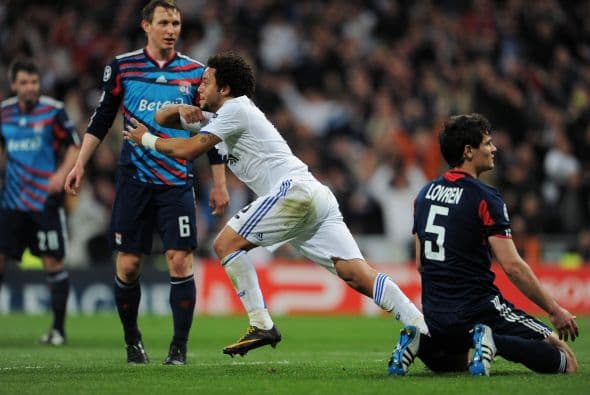 El lateral madridista mandó el balón al fondo de la portería.