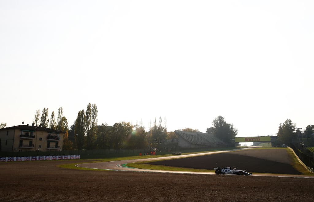 Bottas, Hamilton, Verstappen, Gasly, Ricciardo, Albon, Leclerc, Kvyat, Norris y Sainz, completan los primeros diez de la parrilla. Sergio Pérez iniciará como decimoprimero y su coequipero, Stroll, arrancará decimoquinto.