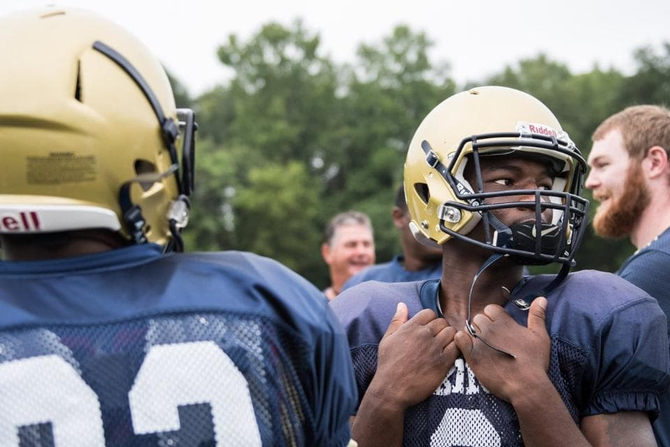 Diversión, aprendizaje, emoción, conviviencia y retroalimentación, los ingredientes principales de la inusual práctica de los Panthers con chicos de preparatoria de Carolina del Sur. Checa las mejores imágenes.