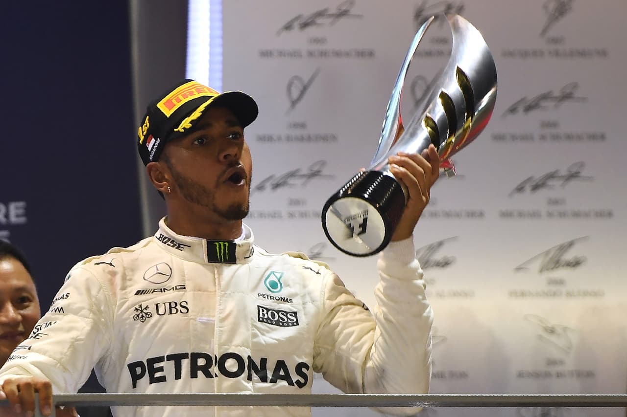 Hamilton gana en Singapur beneficiado por el accidente de Vettel