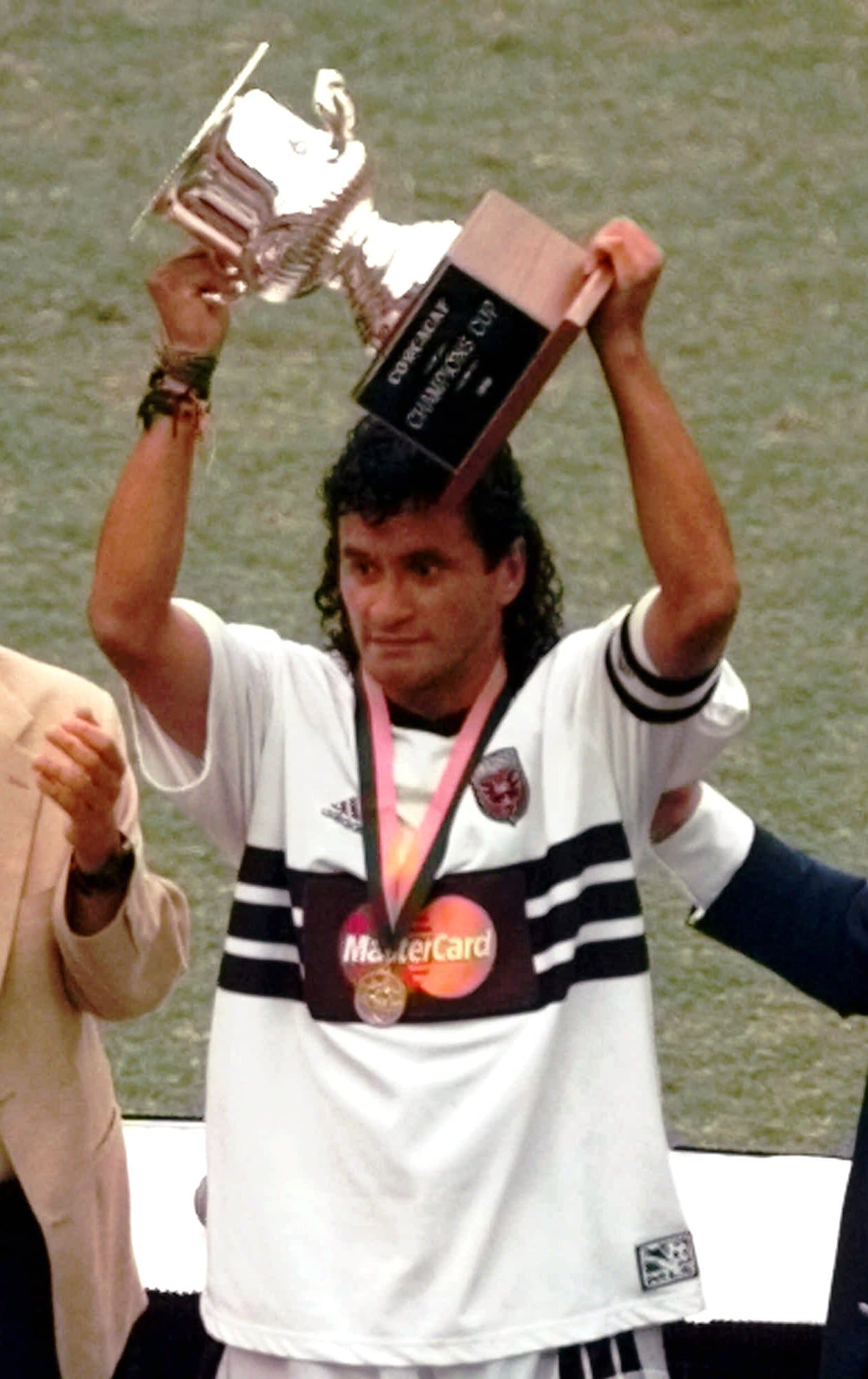 Etcheverry lideró al D.C. United a ganar la Liga de Campeones de la Concacaf en 1998, siendo el primero de dos títulos continentales que en su historia han ganado clubes de la MLS.