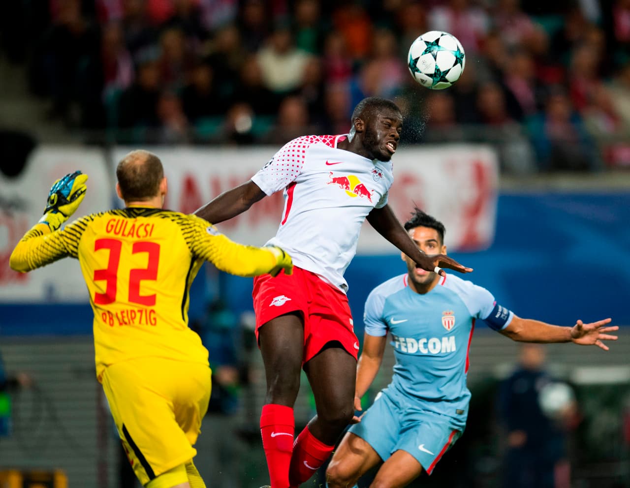Por su buena estatura, el juego aéreo es uno de sus fuertes aunque también tiene muy buen manejo de balón. Grandes equipos de Europa lo buscan como refuerzo.