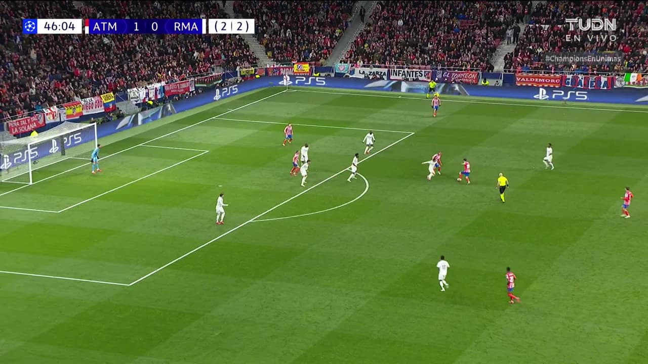 ¡TIRO ATAJADO! disparo por Julián Alvarez.