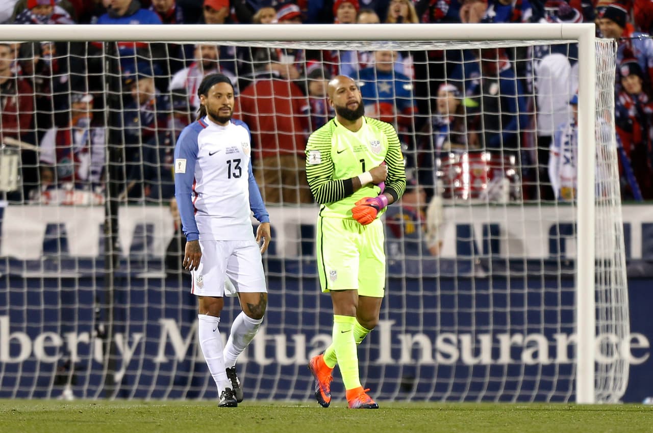 El arquero Tim Howard de Estados Unidos se retira de la cancha ante la mirada de su compañero Jermaine Jones tras lesionarse en el partido ante México por las eliminatorias de la Copa Mundial, el viernes 11 de noviembre de 2016 en Columbus, Ohio. (AP Foto/Jay LaPrete)
