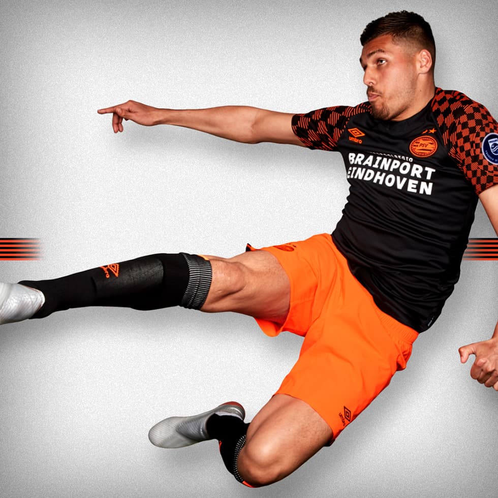 Ganándose elogios de todo el mundo, el PSV Eindhoven ha lanzado su tercer uniforme para la próxima temporada el cual tiene el negro y el naranja como protagonistas. Además, cuenta con un patrón ajedrezado en las mangas. ¿La usarán Erick Gutiérrez e Hirving Lozano?