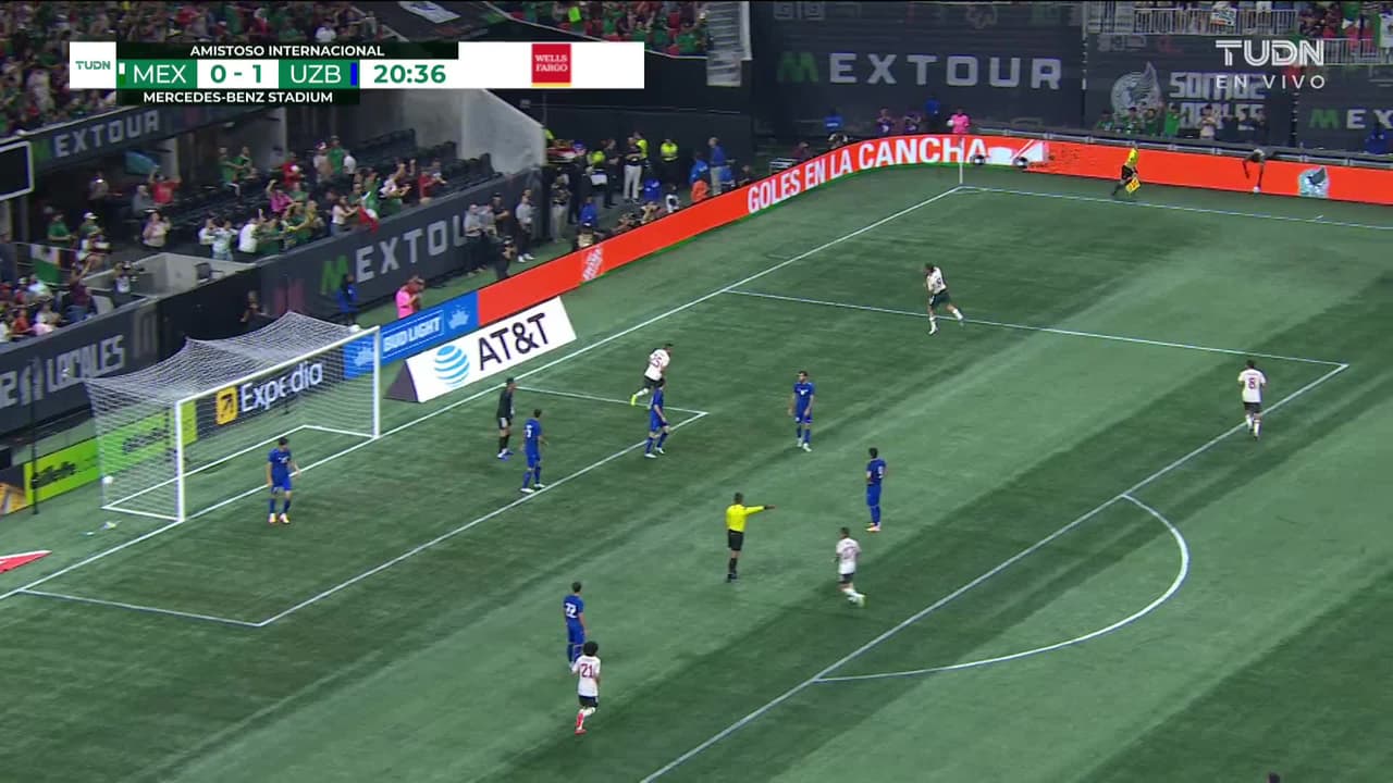 ¡GOL!  anota para México. Raúl Jiménez