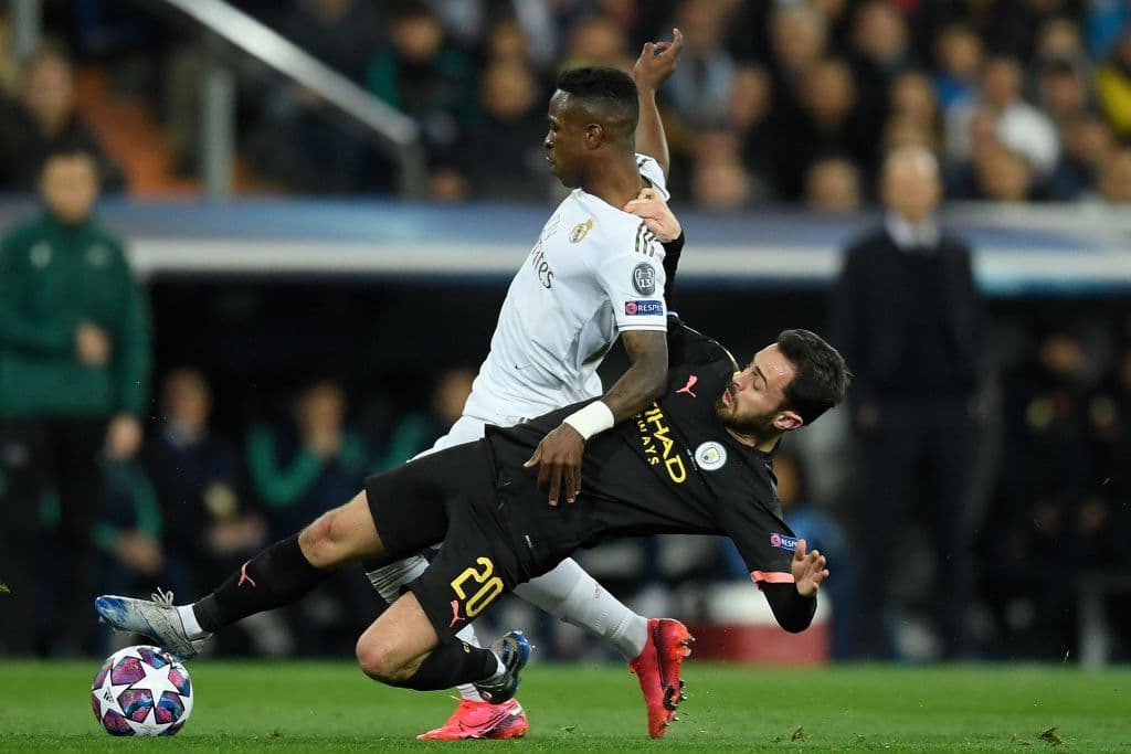 Cuando el brasileño se le escapaba por velocidad a Bernardo Silva este saca una barrida extraordinaria y le roba el balón al jugador del Real Madrid