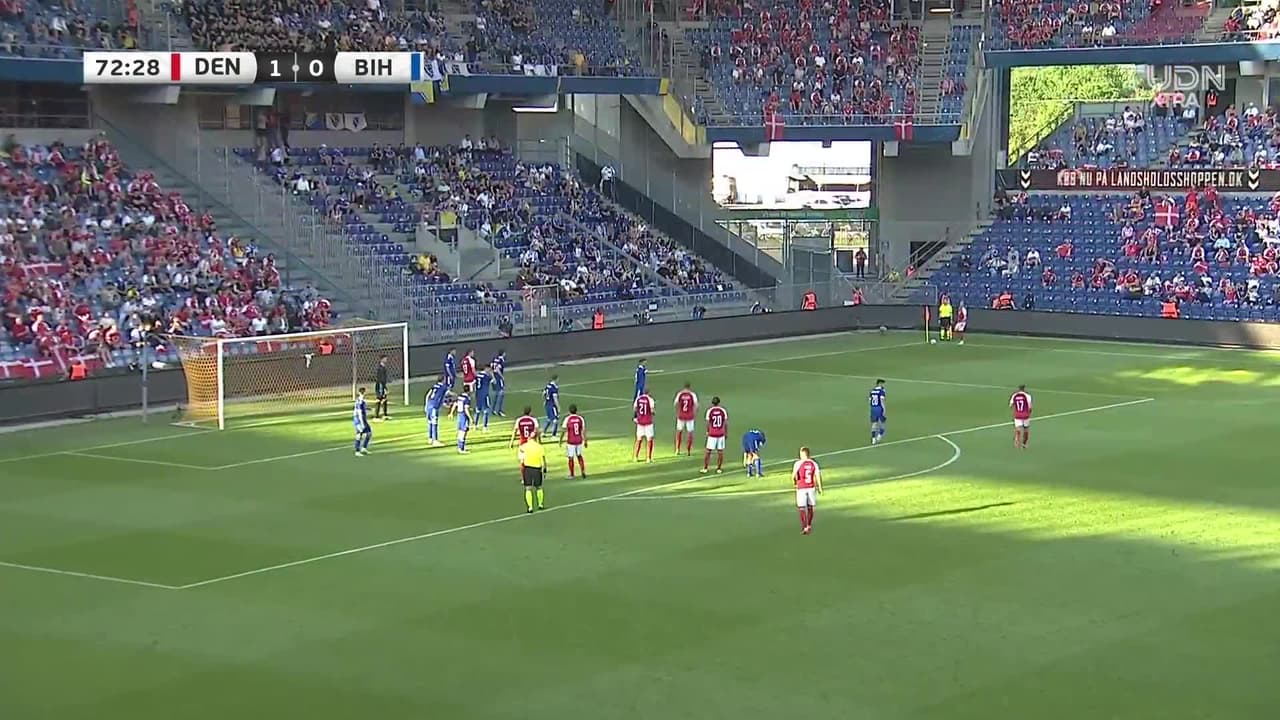 ¡GOL!  anota para Dinamarca. Andreas Cornelius