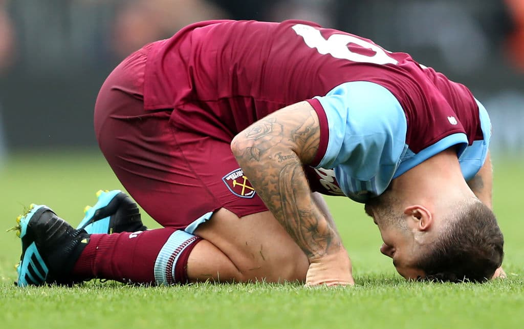 Jack Wilshere se lamenta tras fallar una ocasión clara de gol.