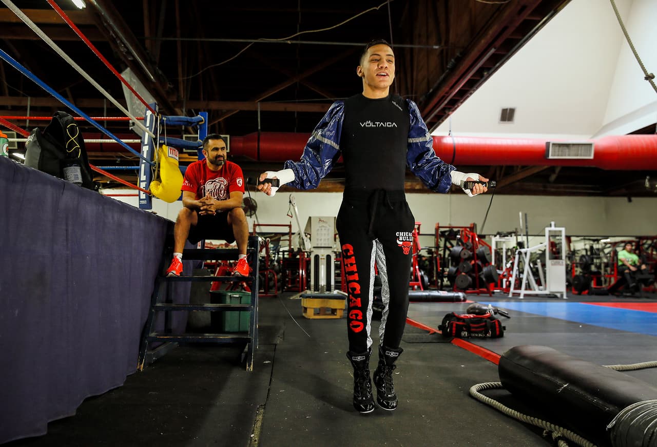 Oscar Valdez y José Benavidez enseñaron sus armas en Tucson, Arizona, previo a sus respectivos combates contra Ernie Sánchez y Sidney Siqueira.