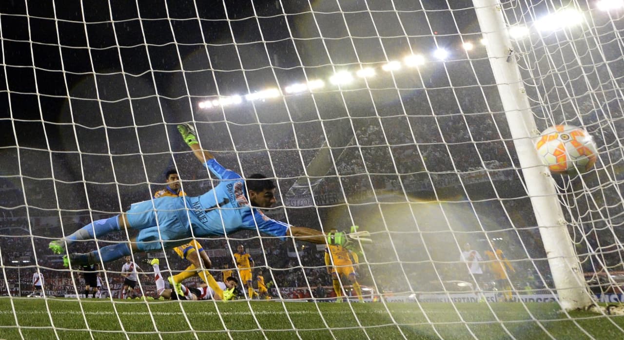 Alario se sacó la marca de Hugo Ayala y cruzó a Nahuel Guzmán con soberbio frentazo.
