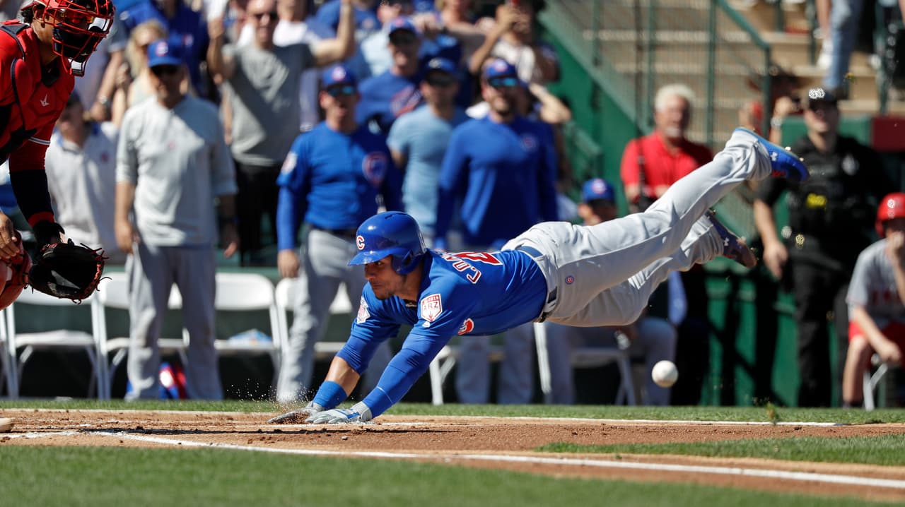 Pero llegó el momento de ensuciar el uniforme. Willson Contreras de los Chicago Cubs se lanza al plato tratando de vencer el tiro para llegar y anotar una carrera en el duelo ante los Los Angeles Angels. Llegó safe.