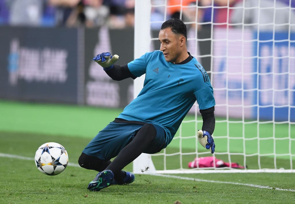 Keylor Navas, el guardameta costarricense del equipo merengue, busca adaptarse al bote del balón en el césped del Estadio Olímpico de Kiev. Su labor este sábado será crucial para la causa blanca.