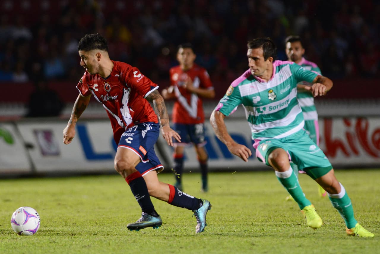 Carlos Izquierdoz fue otro de los pilares de la victoria de Santos en el puerto jarocho. El argentino le hizo una buena marca a Furch y compañía para que los escualos no pudieran anotar en el cotejo.