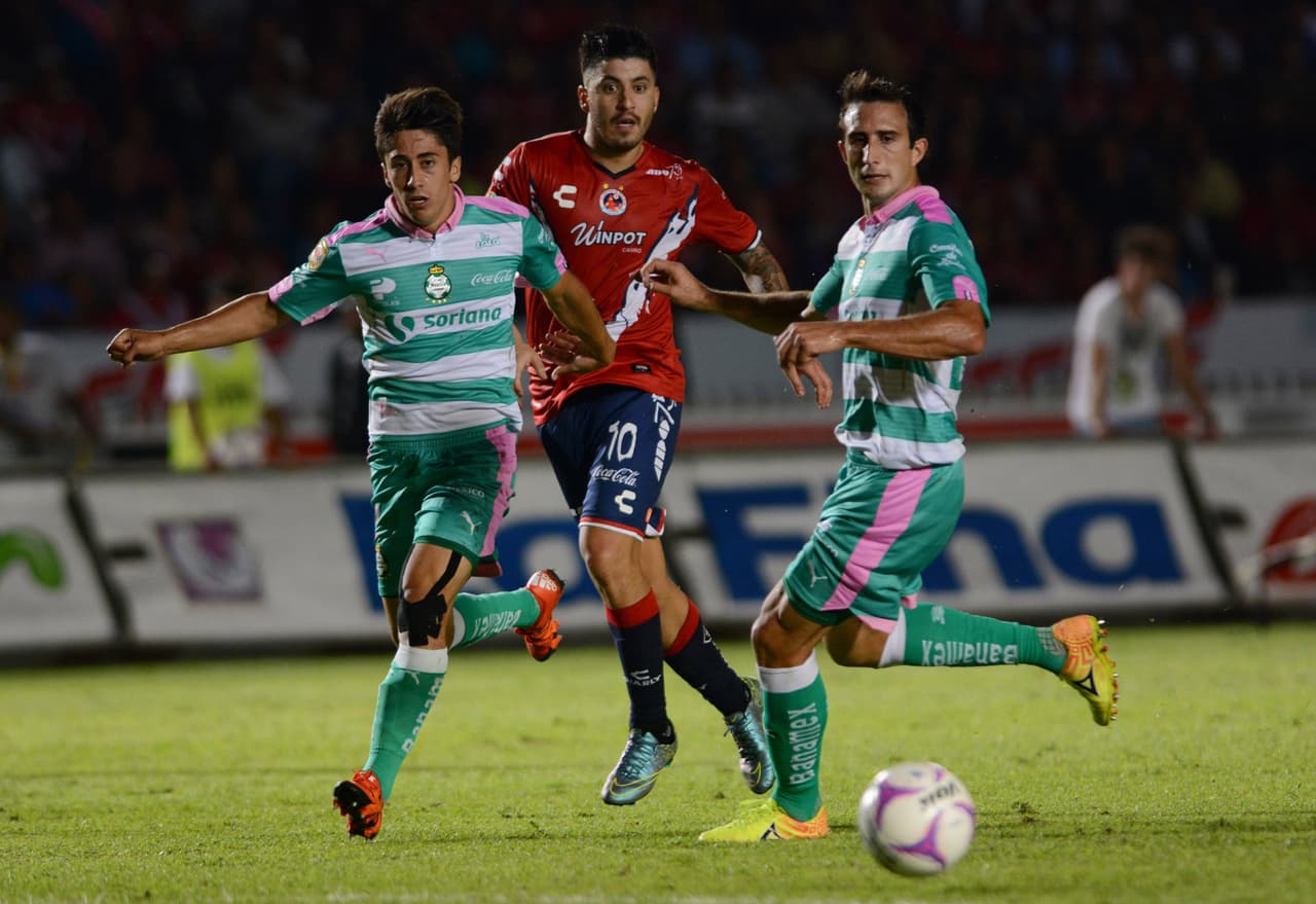 Otro santista aparece en los 10 ideales, se trata de Javier Abella. El lateral de Santos Laguna tuvo un partido impecable secando a los rivales en su banda y limitando los ataques de Veracruz.