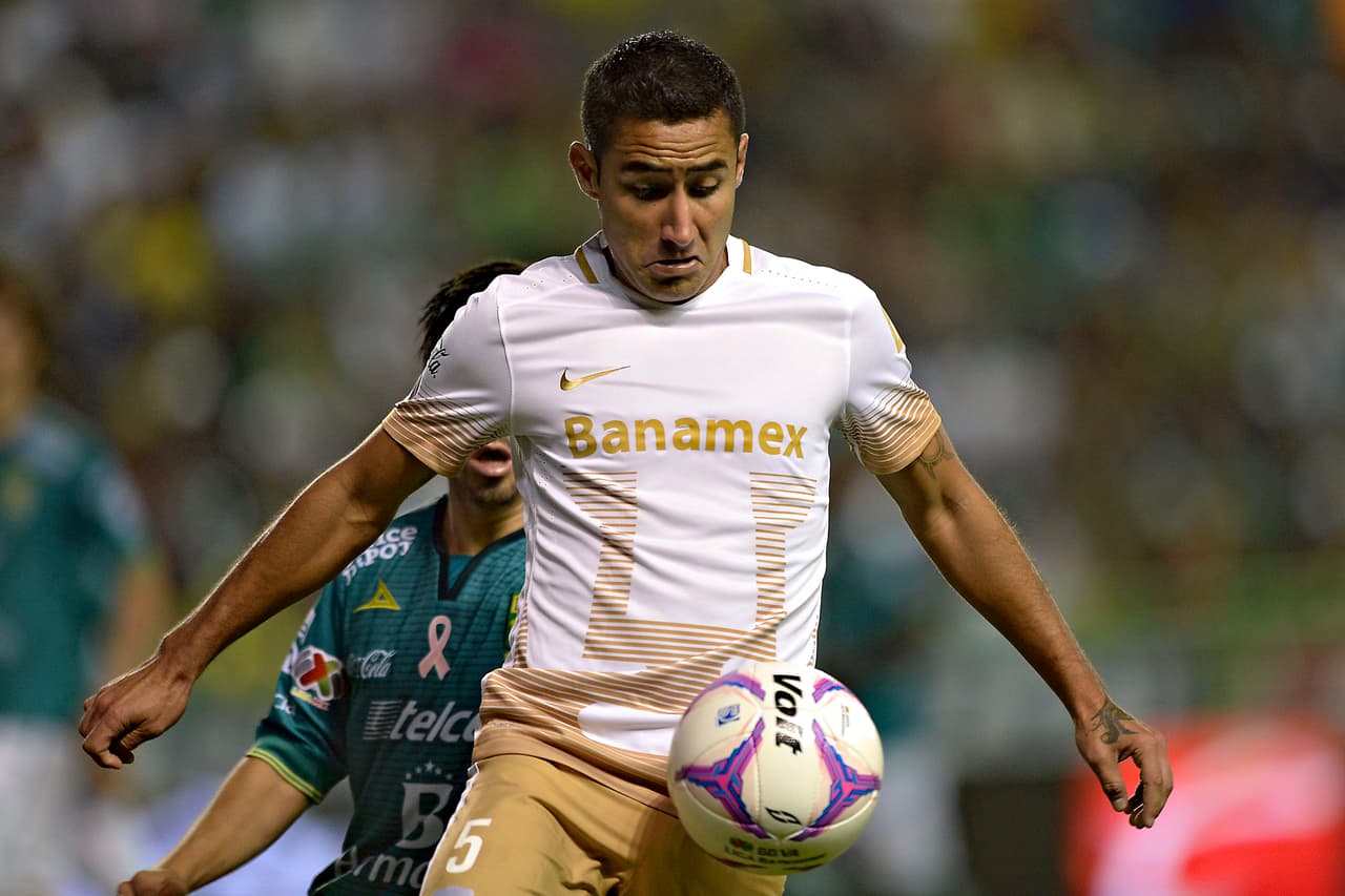 En la central Luis Fuentes tuvo un partido redondo con los Pumas en su visita a León. El zaguero hizo buenos recorridos y marcas para ayudar a los universitarios a salir con los 3 puntos del Nou Camp.