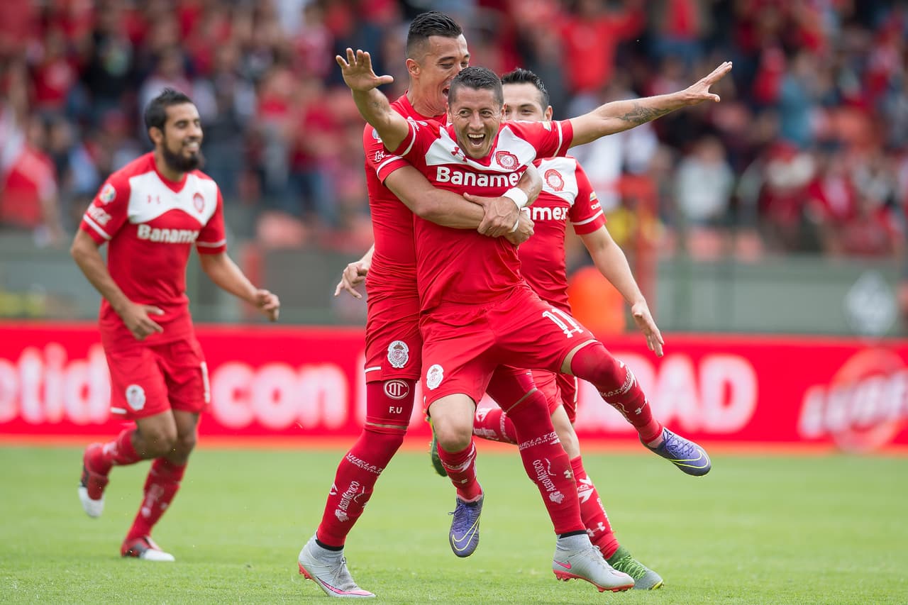 En la media cancha Carlos Esquivel fue de los jugadores Top del fin de semana al anotarle 2 veces al Querétaro. Al parecer los Gallos tuvieron ‘mala suerte’ en la jornada 13 con el volante de Toluca enfrente.