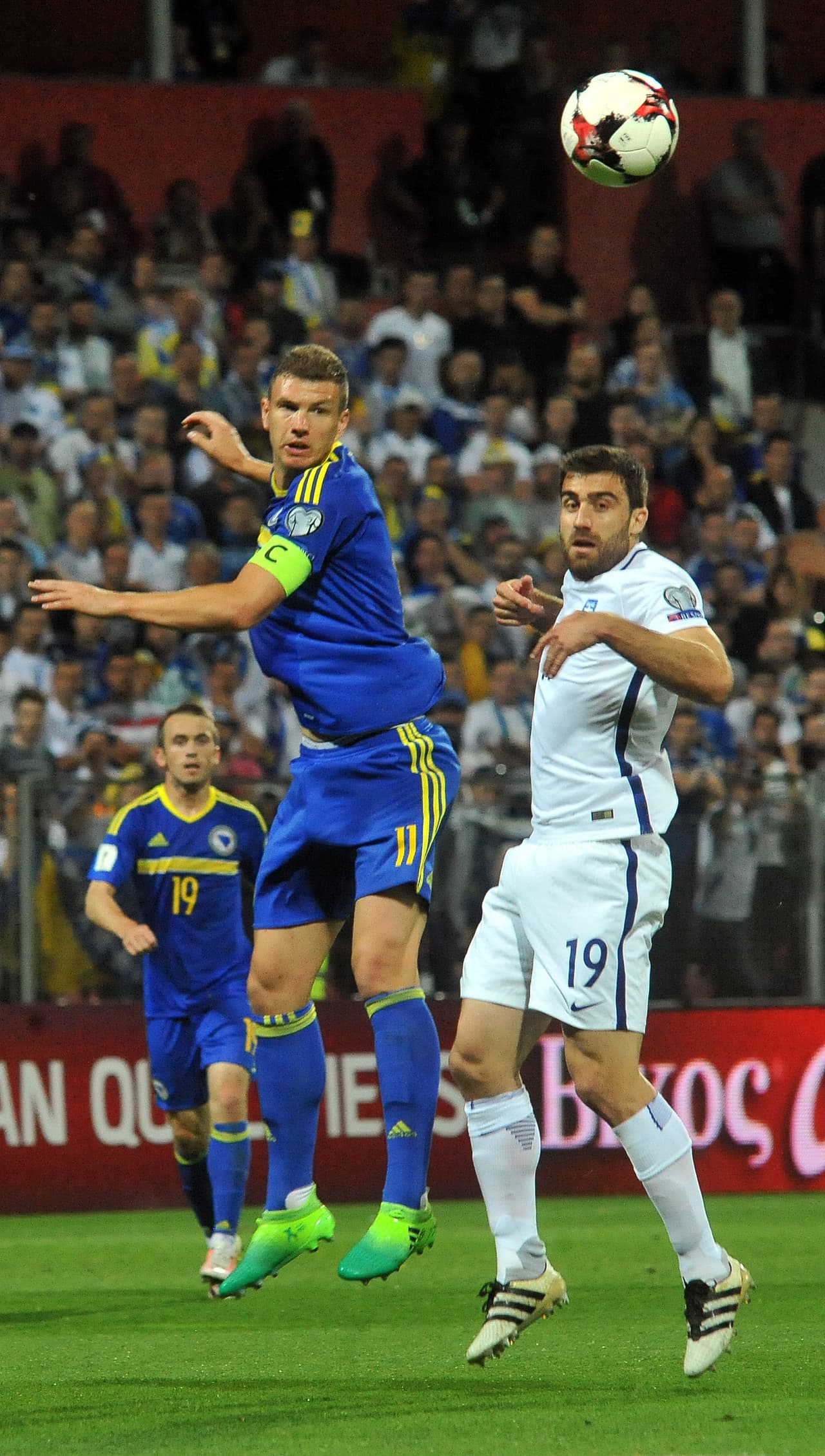 De visita, los griegos sacaron una valiosa igualdad a cero goles frente a Bosnia que les permite llegar a 12 unidades. Los de Dzeko se quedan en 11.