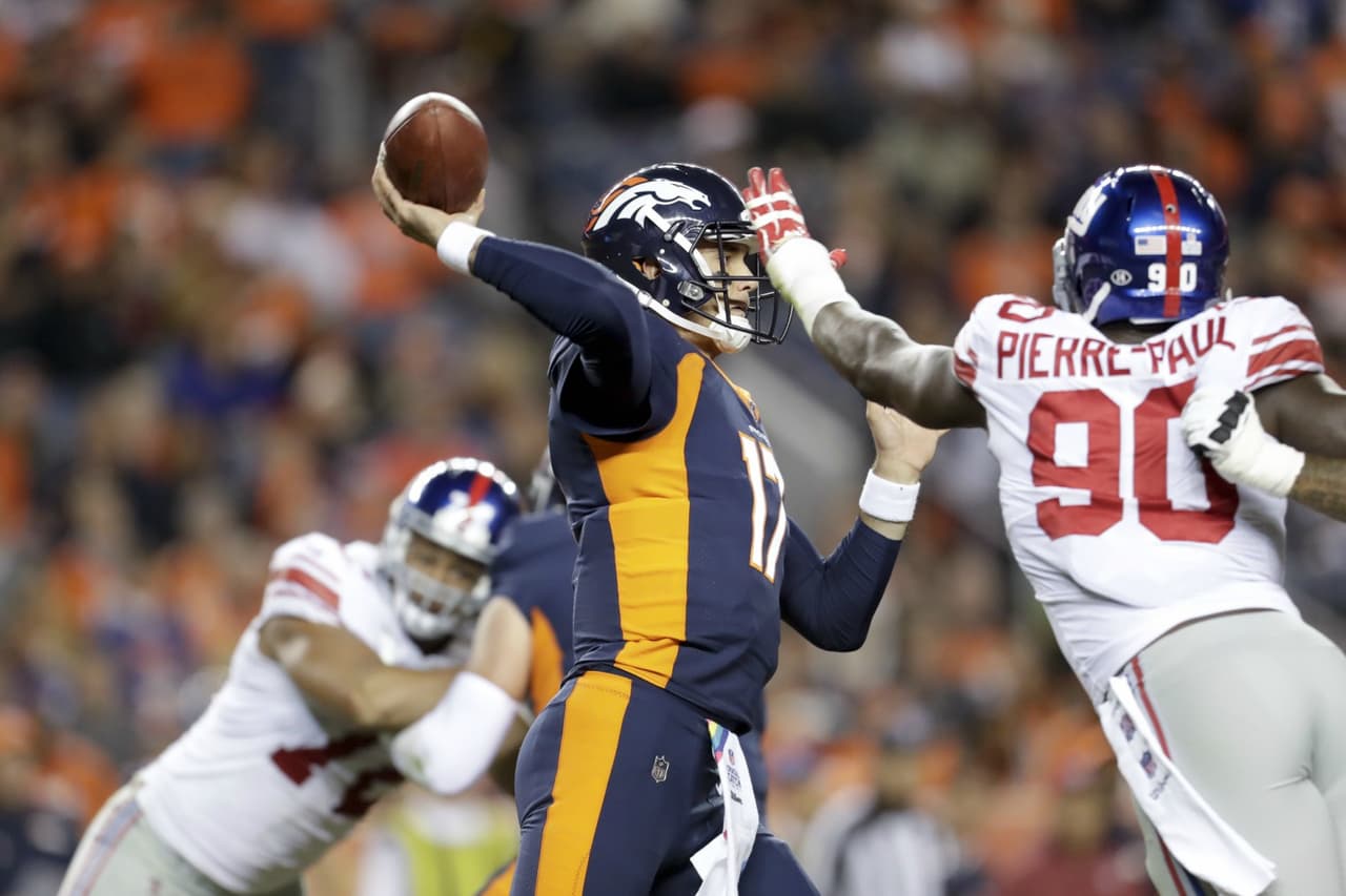 Trevor Siemian fue acosado e incluso estuvo fuera del partido por un lapso, debido a una lesión, por lo que Brock Osweiler (foto) tuvo acción.