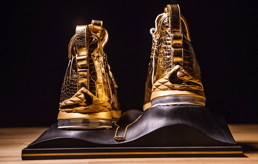 El valor de los tenis, por todos los lujos y adornos que los embellecen, ascienden a un valor estimado de un poco más de 100,000 dólares estadounidenses.