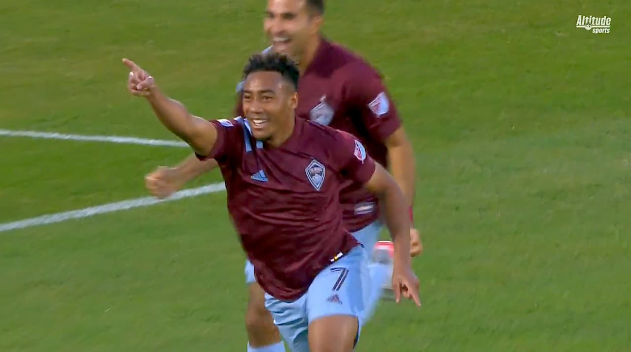 Kellyn Acosta la recibe de pechito, la pone en el área y Jonathan Lewis marca el primero