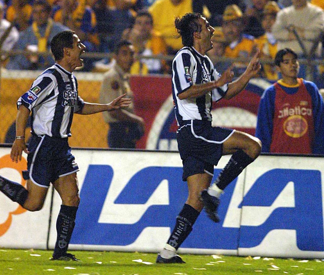 Dos años antes, en el Invierno del 2001 Tuzos y Tigres se medían en la final para decretar al nuevo campeón. Los de Hidalgo ganaron por 2-0 como local, en el partido de vuelta los universitarios no lograron pasar del 1-0 y cuando mayor presión ejercía Silvani apagó el impulso de Tigres con un gol desde la media cancha.