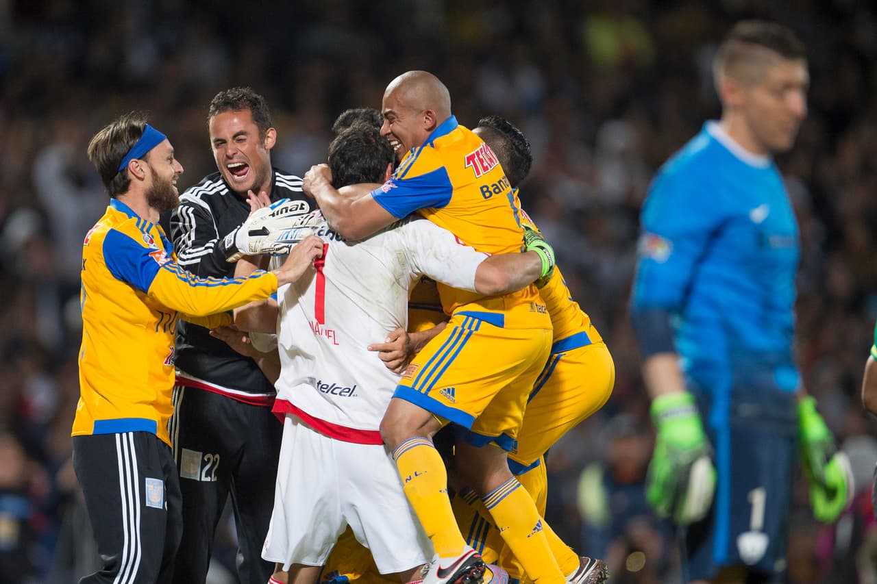 En la más reciente final en el Apertura 2015 los Tigres sacaron una ventaja de 3 goles como local ante Pumas. Acabando el encuentro muchos ya le ponían la corona a los del norte sin esperar la reacción de los Pumas en Ciudad Universitaria.