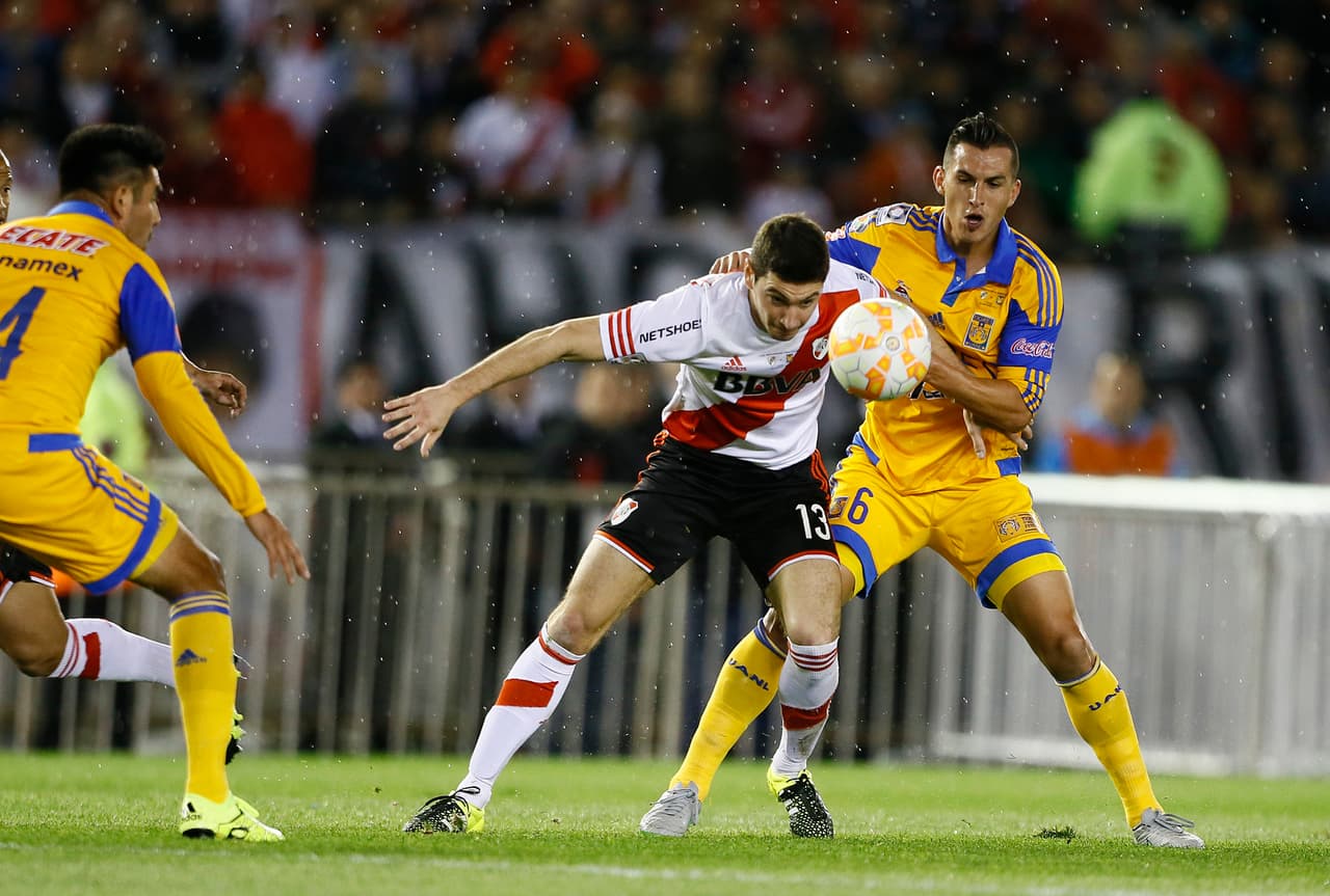 Meses antes los Tigres disputaron la final de la Copa Libertadores ante River Plate. En el duelo por el campeonato los mexicanos no supieron sacar ventaja como local al empatar 0-0 en su estadio, para la vuelta en Buenos Aires los argentinos golearon 3-0 para proclamarse campeones.