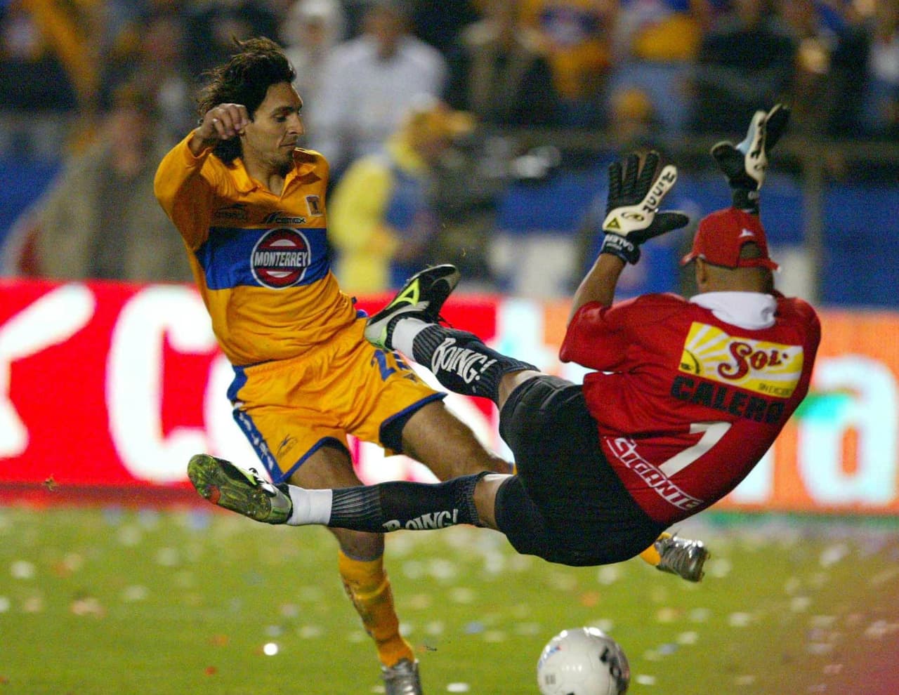 Remontándonos al 2003 Pachuca y Tigres jugaban la final para definir al campeón del Apertura 2003, en el encuentro de ida los Tuzos sacaron una ventaja de 3-1 en el Hidalgo, para la vuelta una gran actuación de Calero limitó a los felinos a un triunfo de 1-0 que no les sirvió para salir campeones.