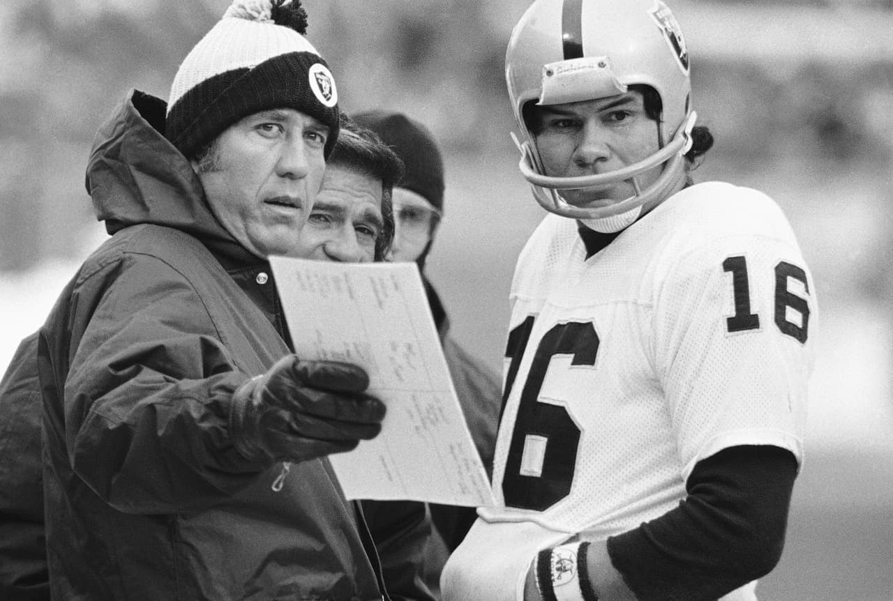 <b>Tom Flores, head coach –</b> Oakland/Los Angeles Raiders 1979-1987, Seattle Seahawks 1992-94. Dos veces ganador del Super Bowl como entrenador principal y una como jugador.